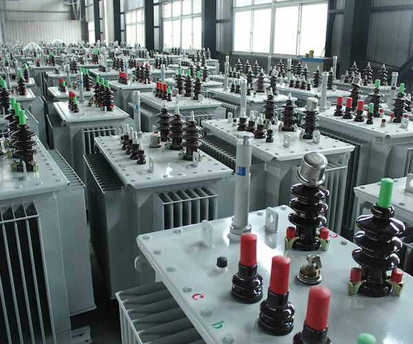 What is the difference between a dry-type transformer and an oil-immersed transformer?